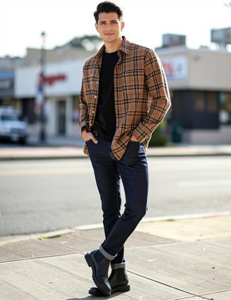 С чем носить темно-синие джинсы мужчине