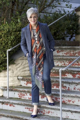 С чем носить темно-синие джинсы женщине