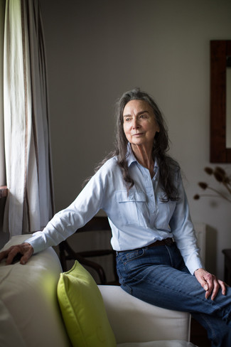 С чем носить темно-синие джинсы женщине