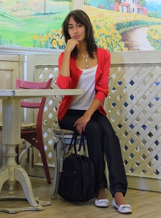 С чем носить темно-синие джинсы женщине