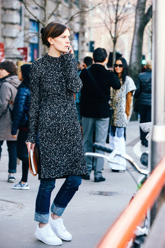 С чем носить темно-синие джинсы женщине