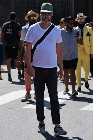 Как носить темно-синие джинсы с голубыми кроссовками мужчине