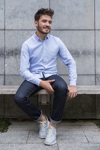 Как носить темно-синие джинсы с голубыми кроссовками мужчине