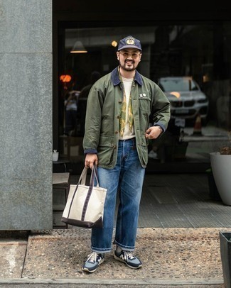 Как носить темно-синие джинсы с голубыми кроссовками мужчине