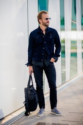Как носить темно-синие джинсы с голубыми низкими кедами из плотной ткани мужчине