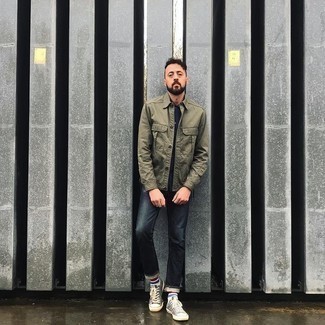 Какие низкие кеды носить с темно-синими джинсами мужчине