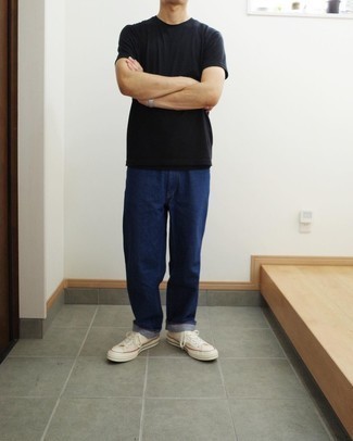 Какие низкие кеды носить с темно-синими джинсами мужчине