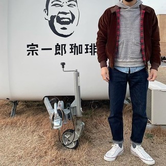 Какие низкие кеды носить с темно-синими джинсами мужчине