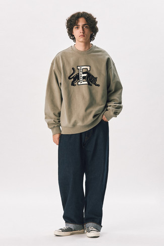 Какие низкие кеды носить с темно-синими джинсами мужчине