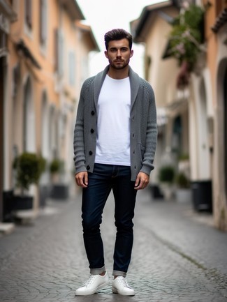 Какие низкие кеды носить с темно-синими джинсами мужчине