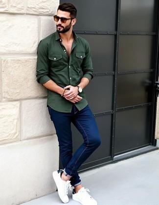 Какие низкие кеды носить с темно-синими джинсами мужчине