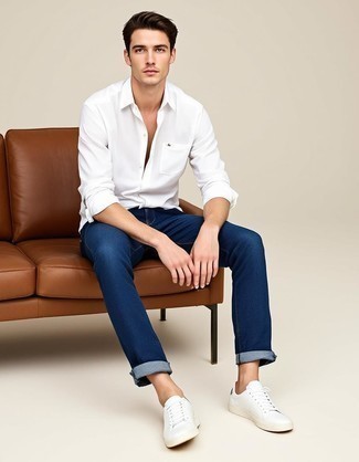 Какие низкие кеды носить с темно-синими джинсами мужчине
