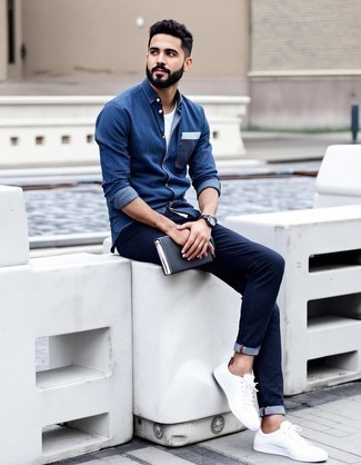 Какие низкие кеды носить с темно-синими джинсами мужчине