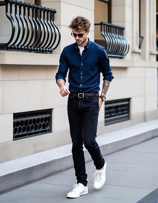 Какие низкие кеды носить с темно-синими джинсами мужчине