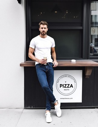 Какие низкие кеды носить с темно-синими джинсами мужчине