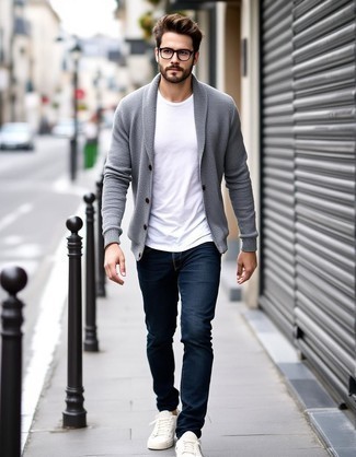 Какие низкие кеды носить с темно-синими джинсами мужчине