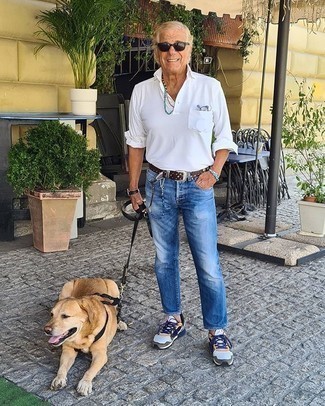 Как носить темно-синие джинсы с разноцветными кроссовками мужчине