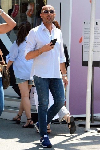 Как носить темно-синие джинсы с темно-синими кроссовками мужчине