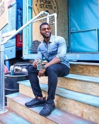 Как носить темно-синие джинсы с темно-синими кроссовками мужчине