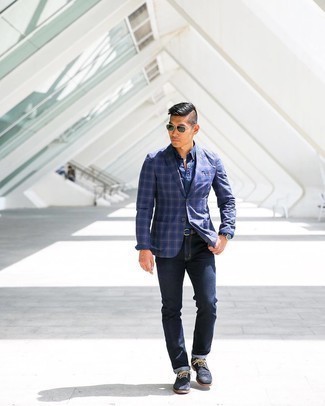 Как носить темно-синие джинсы с темно-синими замшевыми брогами