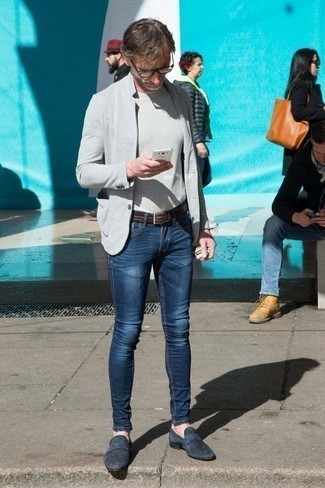 Как носить темно-синие джинсы с темно-синими замшевыми лоферами мужчине