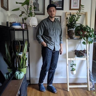 Как носить темно-синие джинсы с темно-синими замшевыми сандалиями мужчине