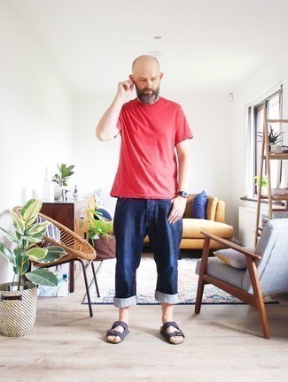 Как носить темно-синие джинсы с темно-синими замшевыми сандалиями мужчине