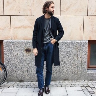 Как носить темно-синие джинсы с темно-синим плащом мужчине