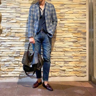 Как носить темно-синие джинсы с темно-синим жилетом