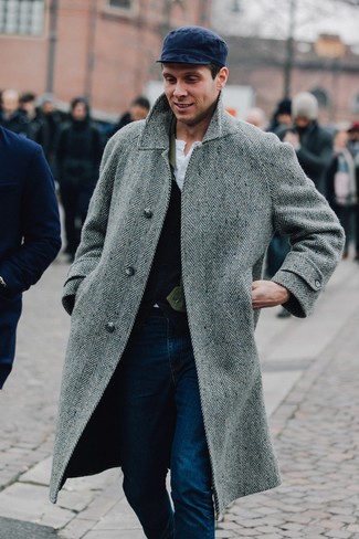 Как носить темно-синие джинсы с темно-синим жилетом