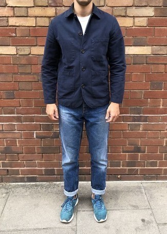 Как носить темно-синие джинсы с оливковыми кроссовками мужчине