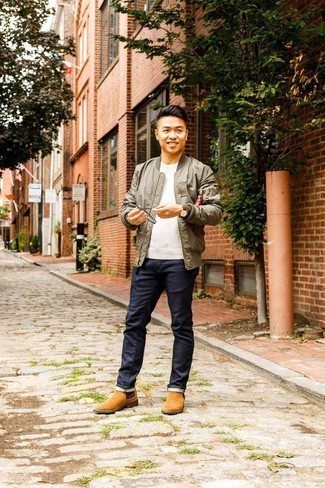 Как носить темно-синие джинсы с оливковым бомбером мужчине