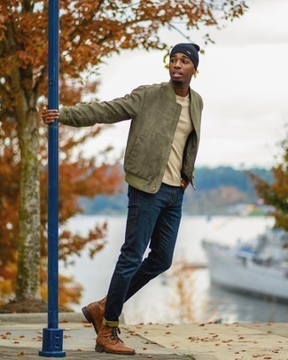 Как носить темно-синие джинсы с оливковым бомбером мужчине