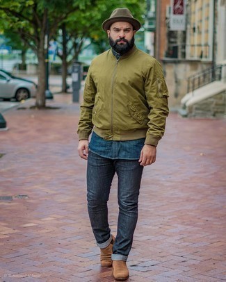 Как носить темно-синие джинсы с оливковым нейлоновым бомбером мужчине