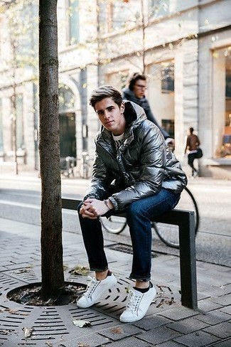 Как носить темно-синие джинсы с оливковой курткой-пуховиком мужчине