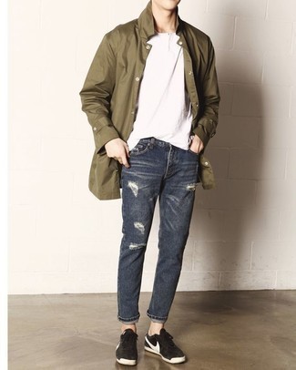 Как носить темно-синие джинсы с оливковым дождевиком мужчине