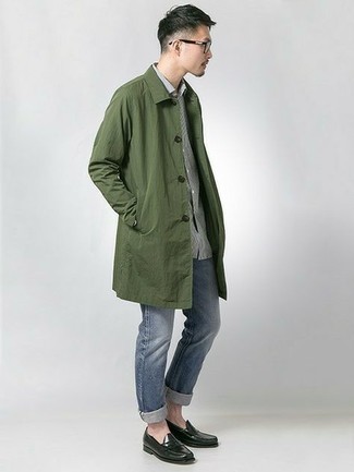 Как носить темно-синие джинсы с оливковым дождевиком мужчине