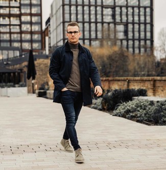 Как носить темно-синие джинсы с оливковыми замшевыми ботинками дезертами