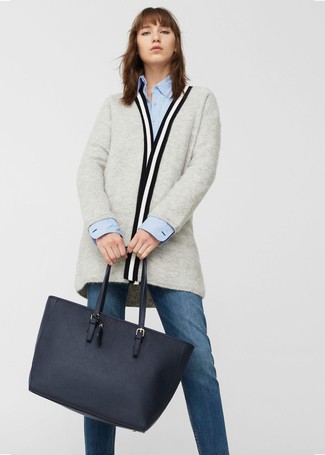 Какие открытые кардиганы носить с темно-синими джинсами женщине