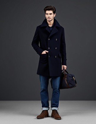 Какие длинные пальто носить с темно-синими джинсами