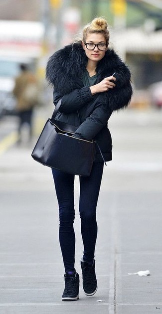 Какие парки носить с темно-синими джинсами женщине