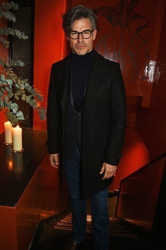 Какое полупальто носить с темно-синими джинсами