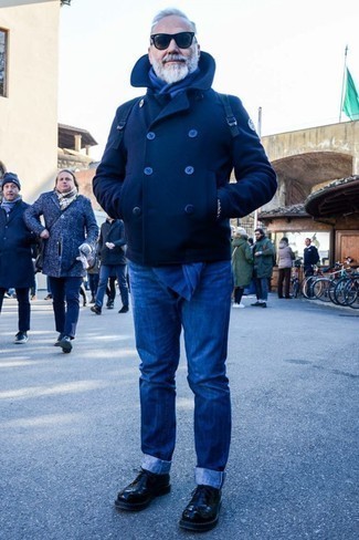 Какое полупальто носить с темно-синими джинсами