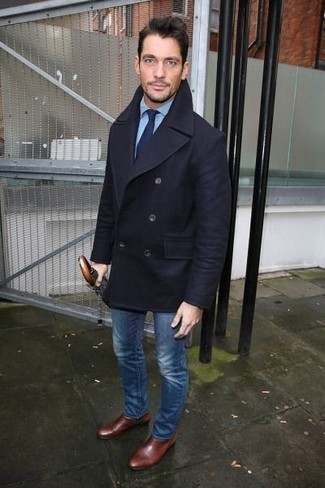 Какое полупальто носить с темно-синими джинсами