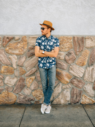 Какие плимсоллы носить с темно-синими джинсами мужчине