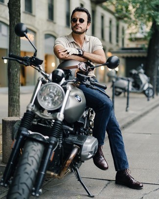 Какие футболки-поло носить с темно-синими джинсами мужчине