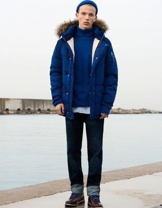 Какие пуховики носить с темно-синими джинсами мужчине
