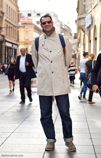 Какие дождевики носить с темно-синими джинсами мужчине