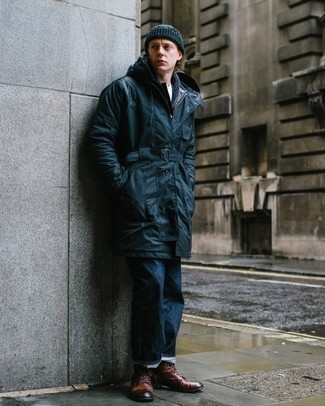 Какие дождевики носить с темно-синими джинсами мужчине