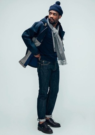 Какие дождевики носить с темно-синими джинсами мужчине